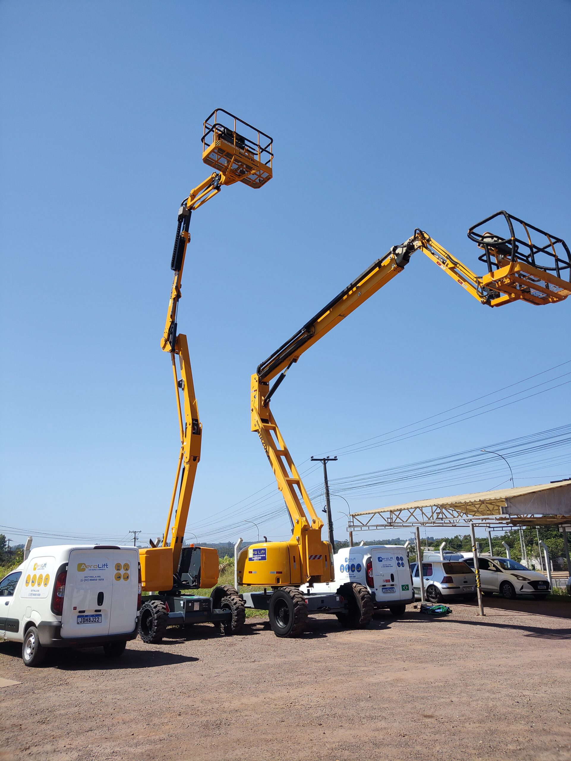 duas articuladas levantadas